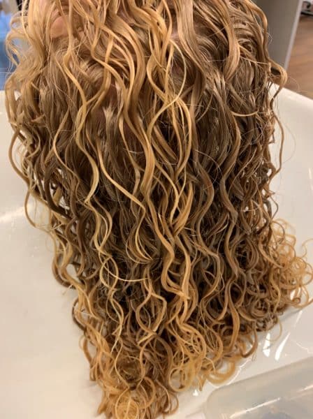 Permanente Krøller Søborg, blond model med krøller