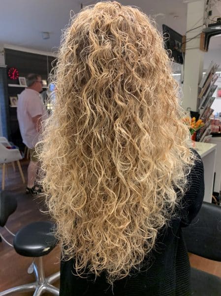 Permanente krøller Søborg, blond model har fået krøller